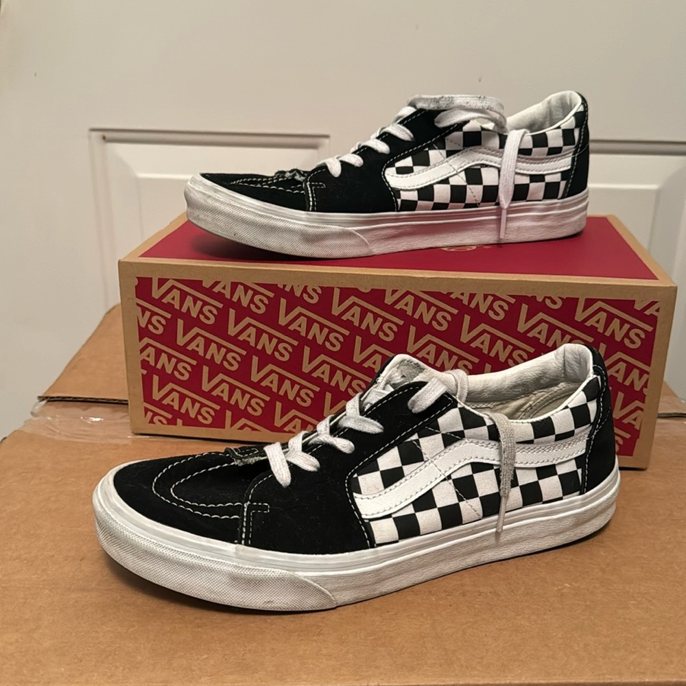 Vans Old Skool black and white low top tennis shoes.  Used in great condition!